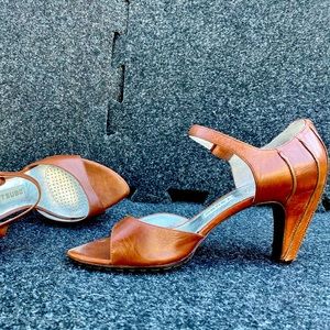 Nearly NWOT, TSUBO Leather Strap Heels